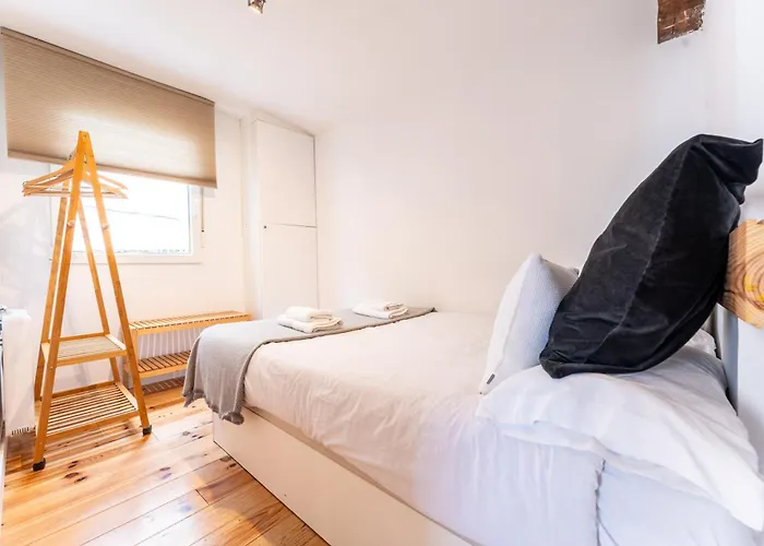 Warm And Inviting, Central Location By Urbanhosting