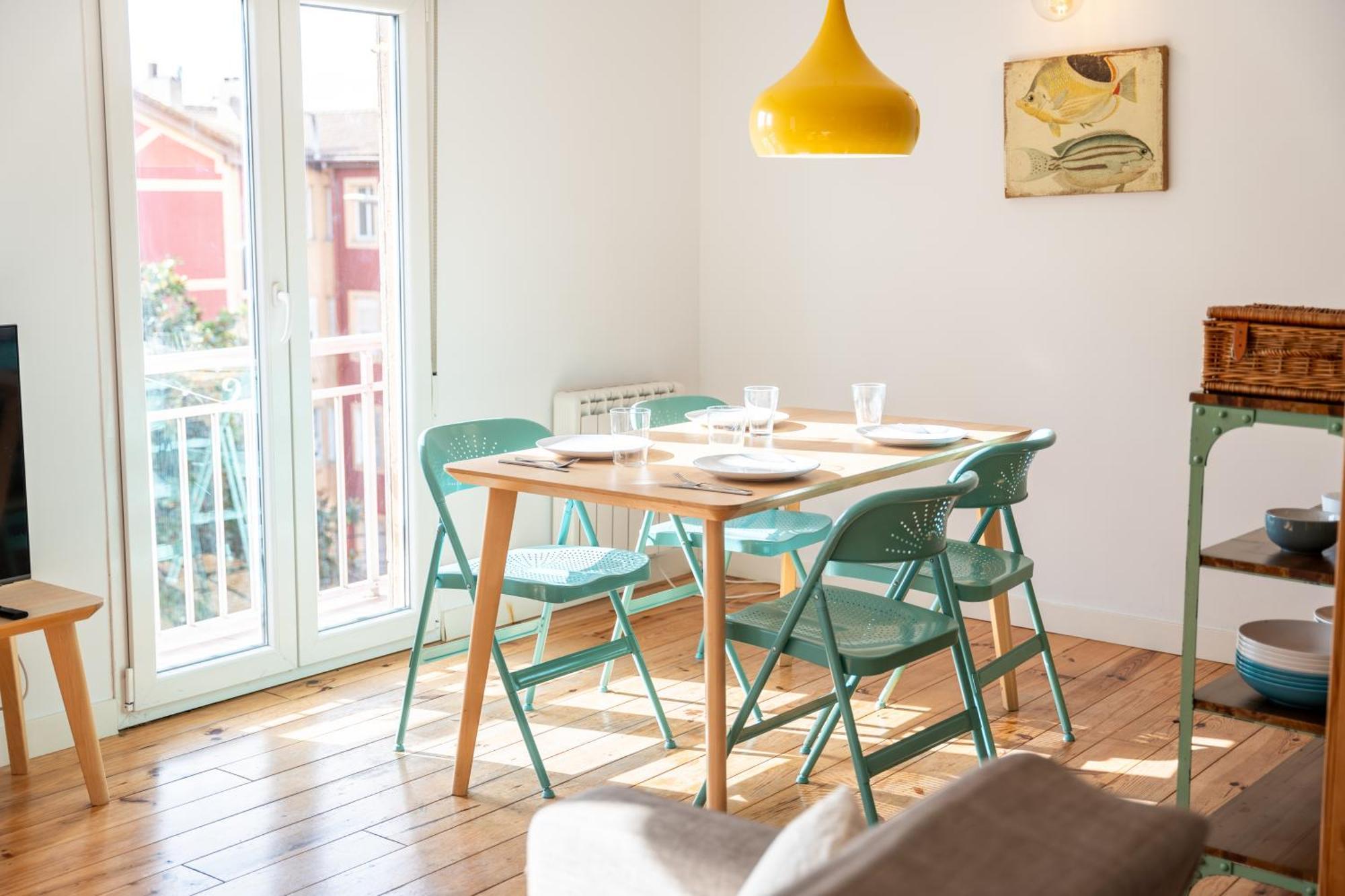 Warm And Inviting, Location By Urbanhosting